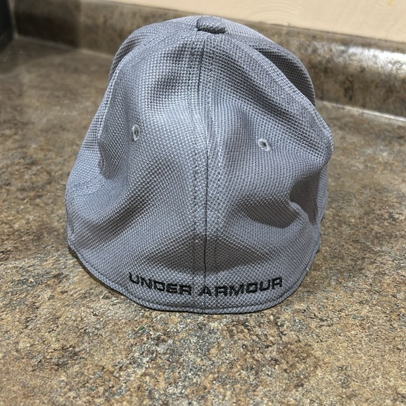 Boys Under Armour hat size sm/med. In good condition and smoke-free home. - Picture 2 of 3